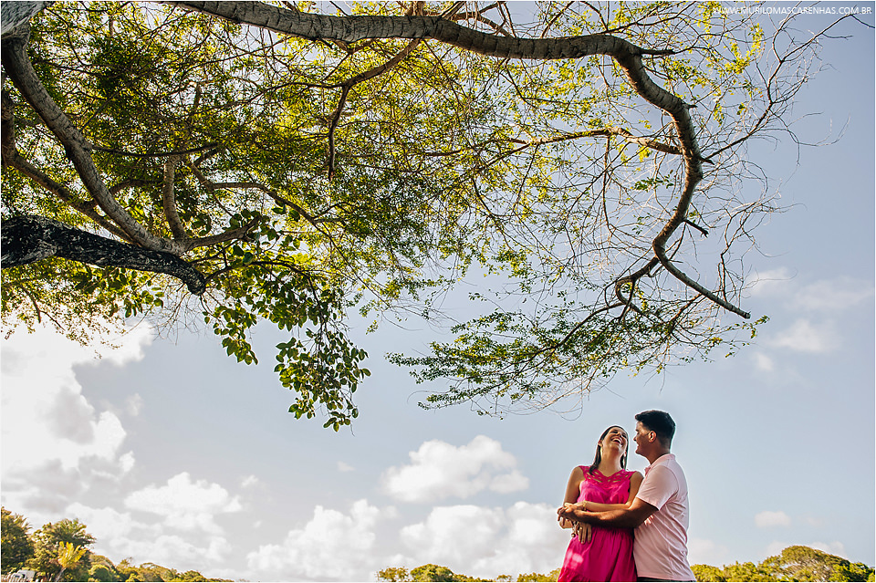 casal de feira de santana fazendo ensaio para casamento book na praia do forte salvador bahia