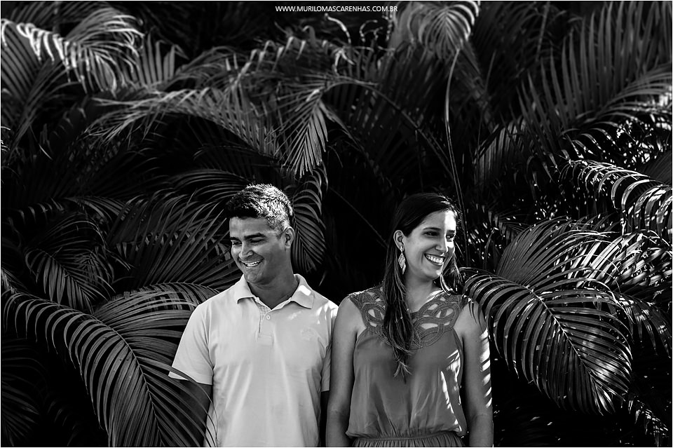 casal de feira de santana fazendo ensaio para casamento book na praia do forte salvador bahia em foto preto e branco feito por murilo mascarenhas fotografo