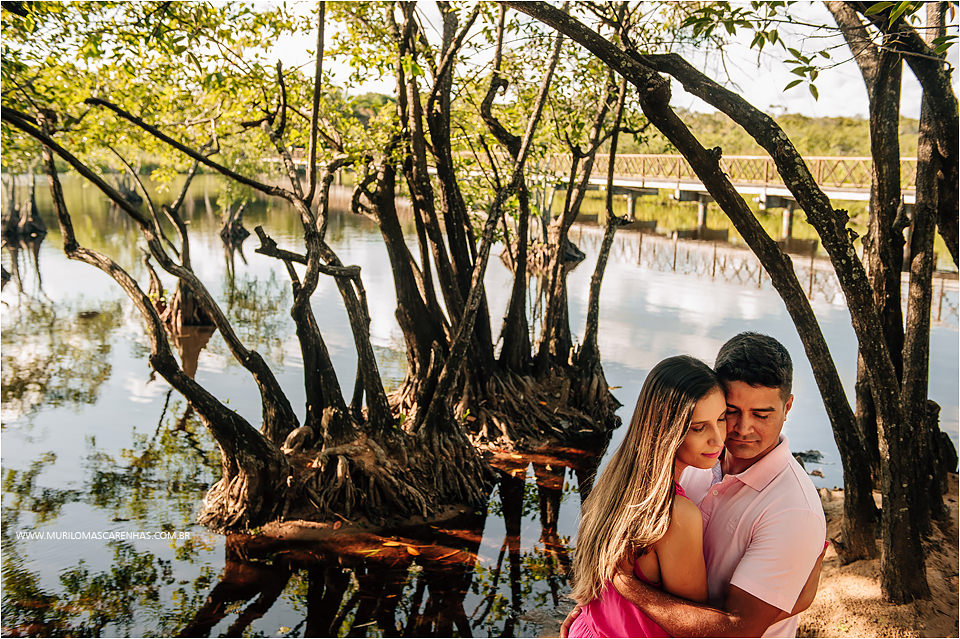 casal de feira de santana fazendo ensaio para casamento book na praia do forte salvador bahia feito por murilo mascarenhas fotografo