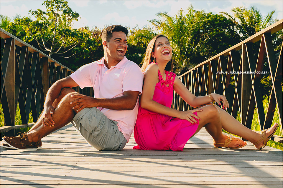 casal de feira de santana fazendo ensaio para casamento book na praia do forte salvador bahia feito por murilo mascarenhas fotografo sorrindo