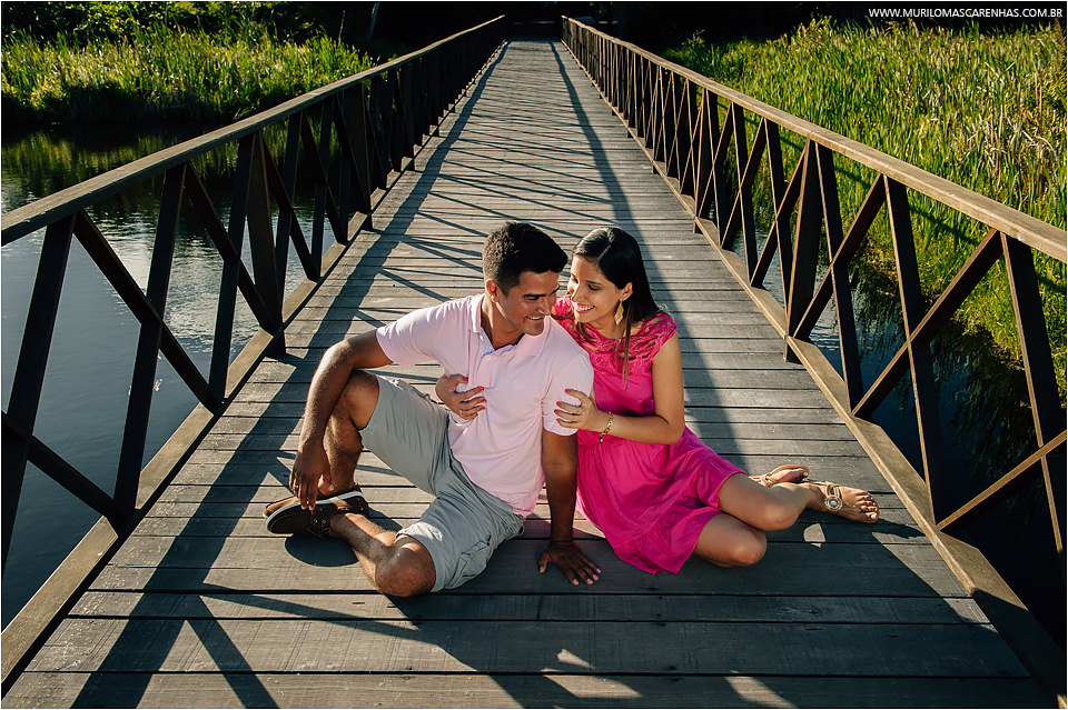casal de feira de santana fazendo ensaio para casamento book na praia do forte salvador bahia feito por murilo mascarenhas fotografo