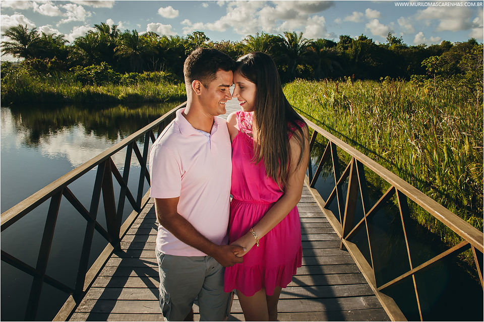 casal de feira de santana fazendo ensaio para casamento book na praia do forte salvador bahia feito por murilo mascarenhas fotografo