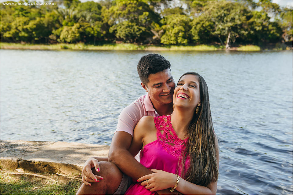 casal sorrindo alegres na praia do forte