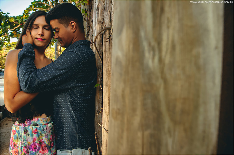 casal de feira de santana fazendo ensaio para casamento book na praia do forte salvador bahia feito por murilo mascarenhas fotografo