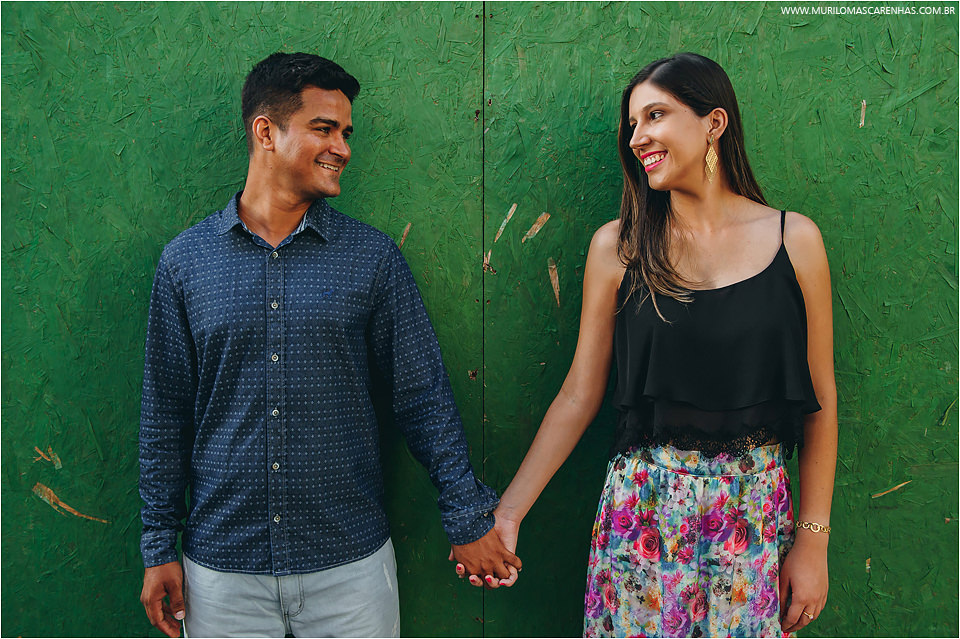 casal de feira de santana fazendo ensaio para casamento book na praia do forte salvador bahia feito por murilo mascarenhas fotografo
