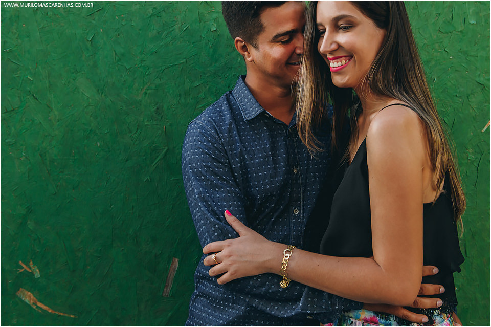 casal de feira de santana fazendo ensaio para casamento book na praia do forte salvador bahia feito por murilo mascarenhas fotografo