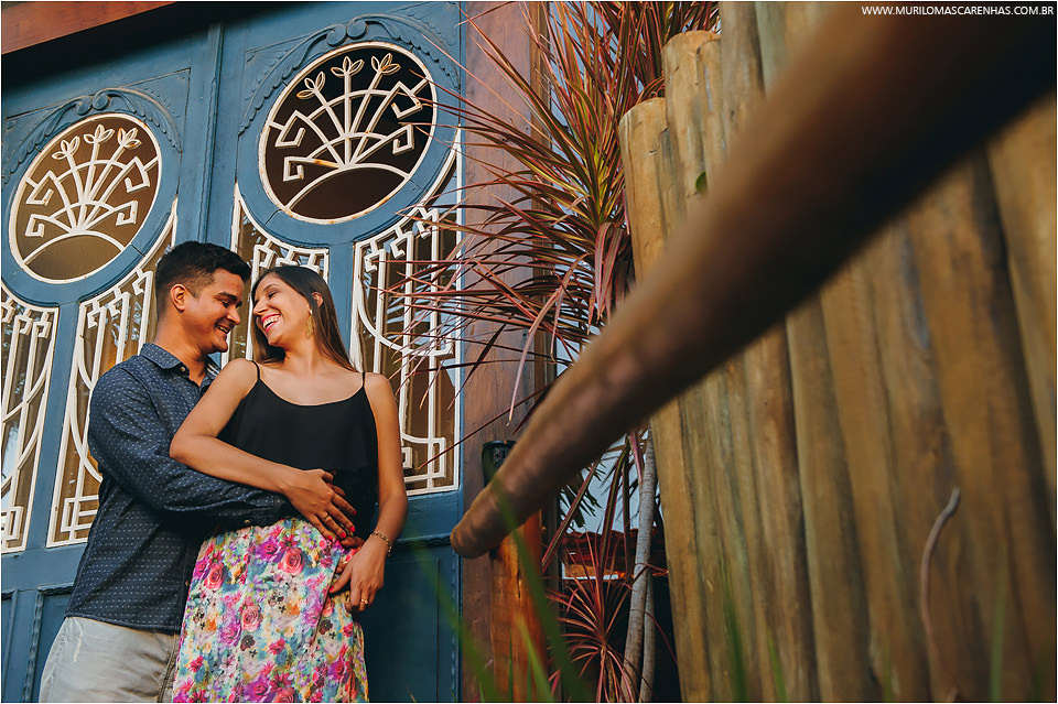 casal de feira de santana fazendo ensaio para casamento book na praia do forte salvador bahia feito por murilo mascarenhas fotografo hotel