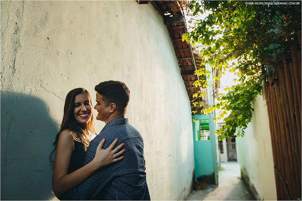 casal de feira de santana fazendo ensaio para casamento book na praia do forte salvador bahia feito por murilo mascarenhas fotografo