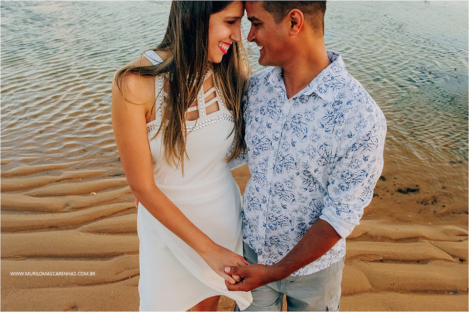 casal de feira de santana fazendo ensaio para casamento book na praia do forte salvador bahia feito por murilo mascarenhas fotografo