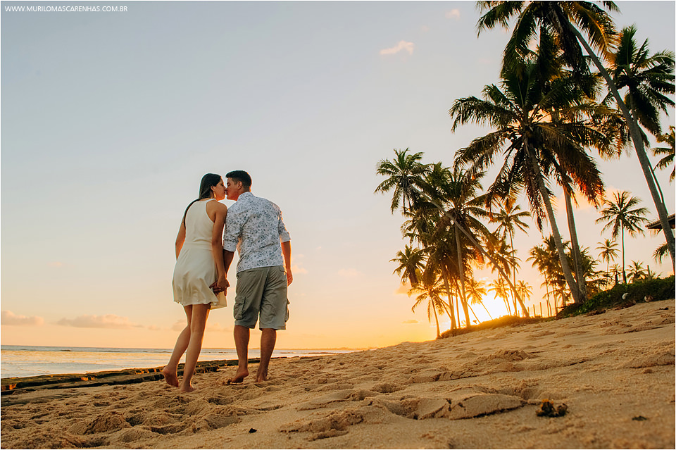 casal de feira de santana fazendo ensaio para casamento book na praia do forte salvador bahia feito por murilo mascarenhas fotografo
