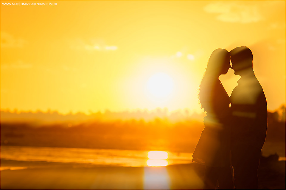 casal de feira de santana fazendo ensaio para casamento book na praia do forte salvador bahia feito por murilo mascarenhas fotografo por do sol foto premiada premiação