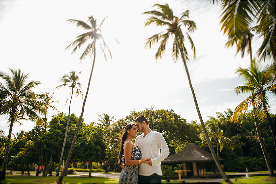 Fotografia de casal apaixonado de Feira de Santana na beira do mar, ensaio pré casamento na Praia do Forte, Bahia. Fotografado por Murilo Mascarenhas