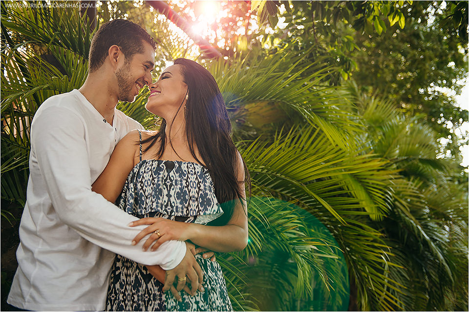 Fotografia de casal apaixonado de Feira de Santana na beira do mar, ensaio pré casamento na Praia do Forte, Bahia. Fotografado por Murilo Mascarenhas