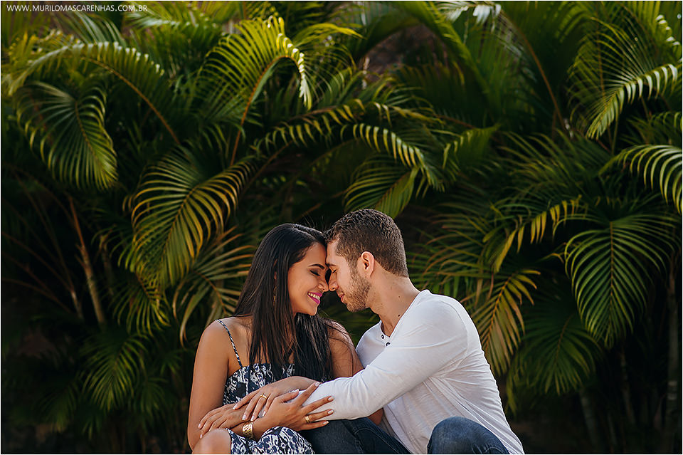 Fotografia de casal apaixonado de Feira de Santana na beira do mar, ensaio pré casamento na Praia do Forte, Bahia. Fotografado por Murilo Mascarenhas