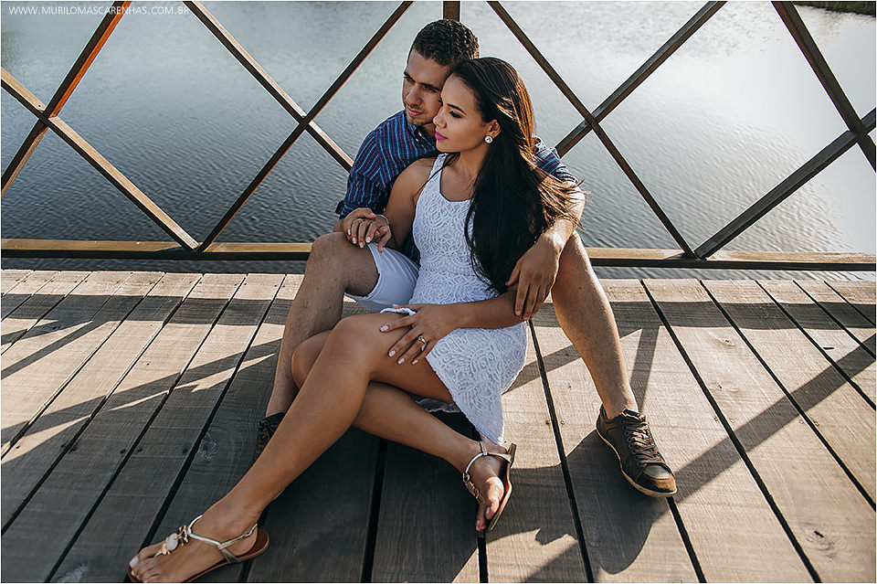 Fotografia de casal apaixonado de Feira de Santana na beira do mar, ensaio pré casamento na Praia do Forte, Bahia. Fotografado por Murilo Mascarenhas