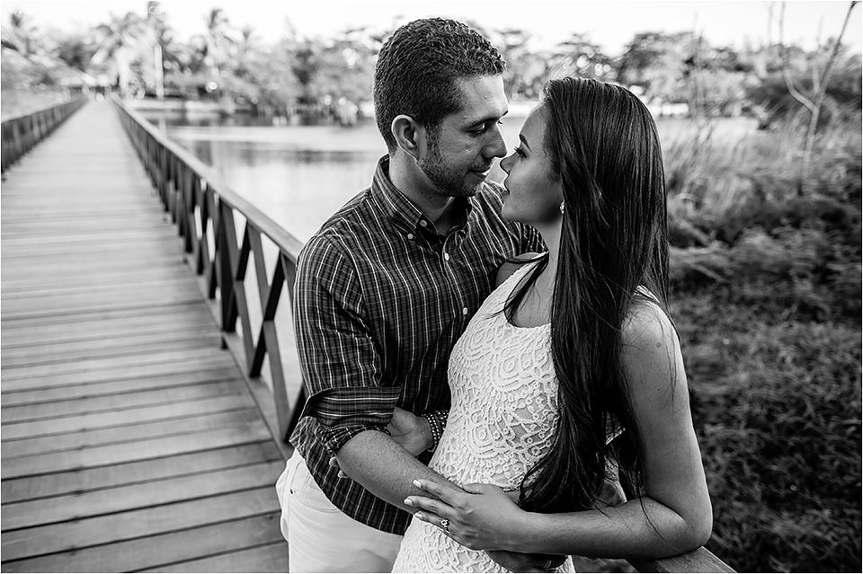 Fotografia de casal apaixonado de Feira de Santana na beira do mar, ensaio pré casamento na Praia do Forte, Bahia. Fotografado por Murilo Mascarenhas