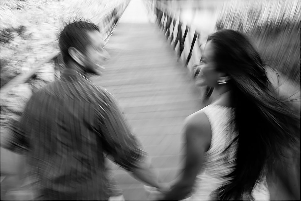 Fotografia de casal apaixonado de Feira de Santana na beira do mar, ensaio pré casamento na Praia do Forte, Bahia. Fotografado por Murilo Mascarenhas