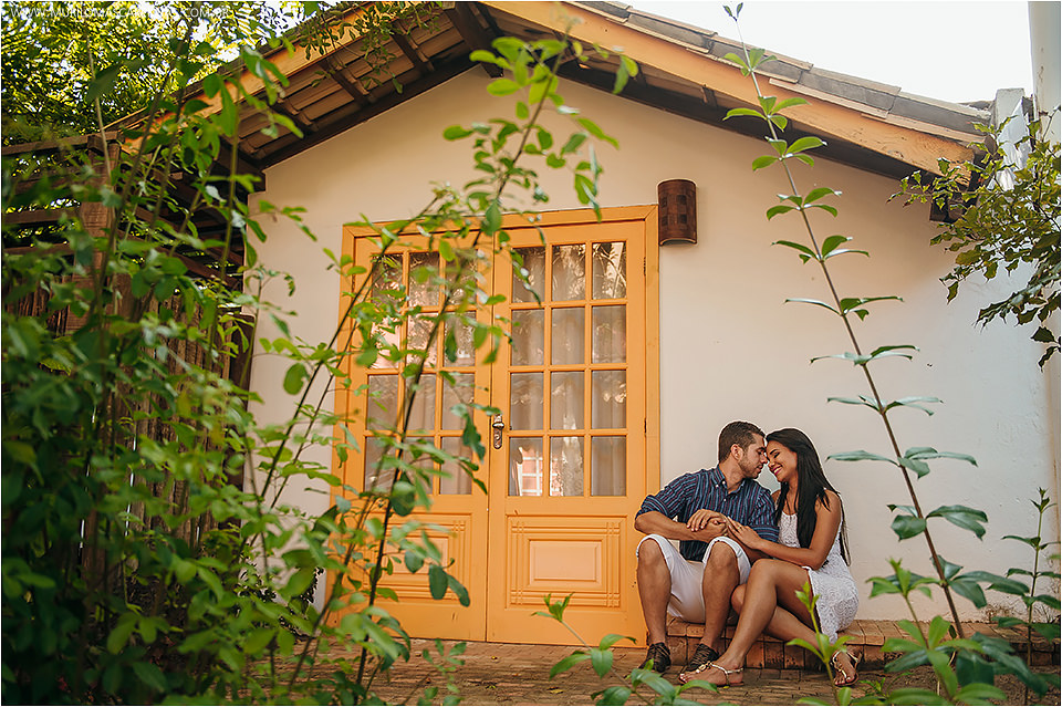 Fotografia de casal apaixonado de Feira de Santana na beira do mar, ensaio pré casamento na Praia do Forte, Bahia. Fotografado por Murilo Mascarenhas