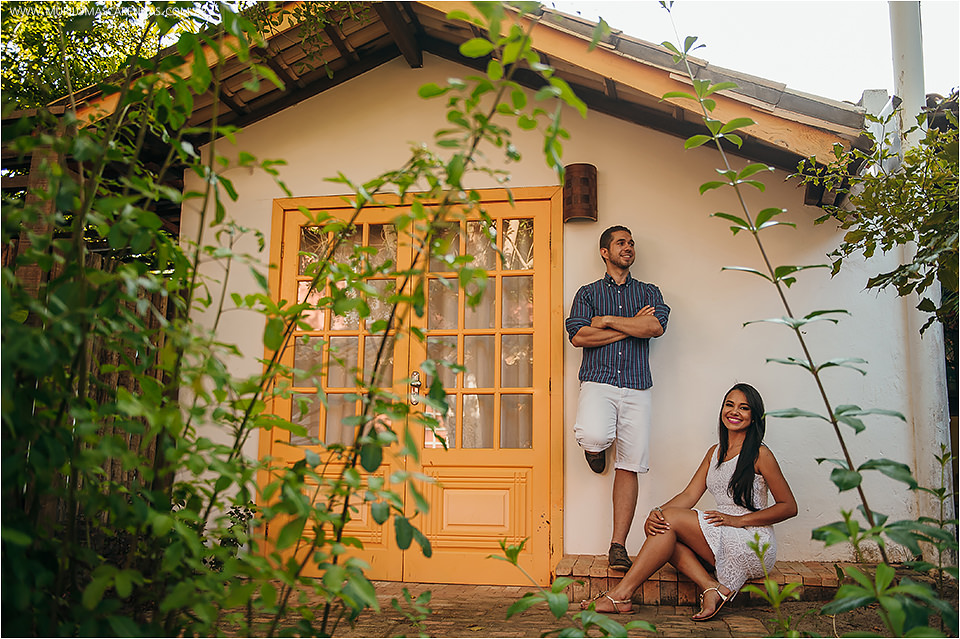 Fotografia de casal apaixonado de Feira de Santana na beira do mar, ensaio pré casamento na Praia do Forte, Bahia. Fotografado por Murilo Mascarenhas