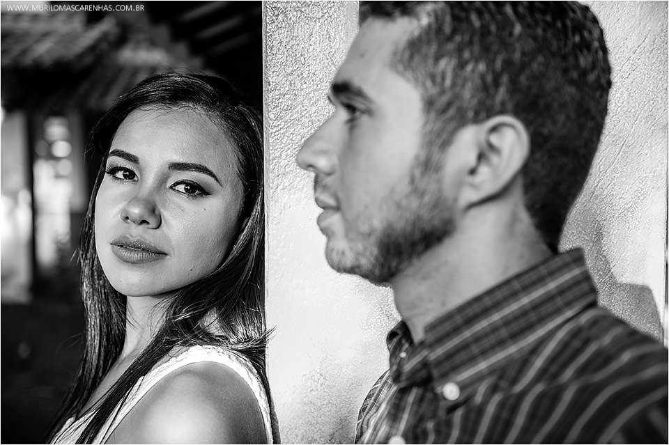 Fotografia de casal apaixonado de Feira de Santana na beira do mar, ensaio pré casamento na Praia do Forte, Bahia. Fotografado por Murilo Mascarenhas