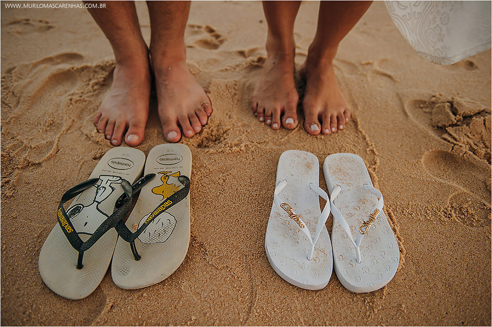 Fotografia de casal apaixonado de Feira de Santana na beira do mar, ensaio pré casamento na Praia do Forte, Bahia. Fotografado por Murilo Mascarenhas