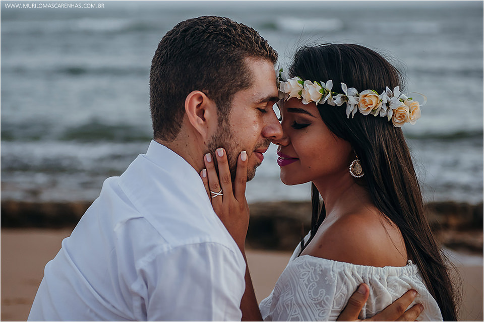 Fotografia de casal apaixonado de Feira de Santana na beira do mar, ensaio pré casamento na Praia do Forte, Bahia. Fotografado por Murilo Mascarenhas