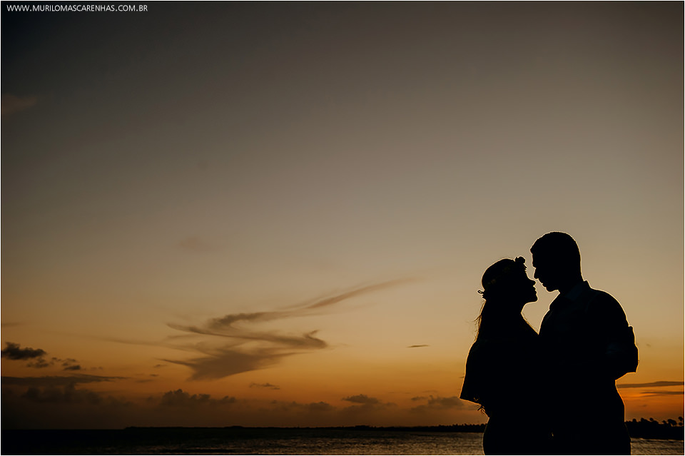 Fotografia de casal apaixonado de Feira de Santana na beira do mar, ensaio pré casamento na Praia do Forte, Bahia. Fotografado por Murilo Mascarenhas