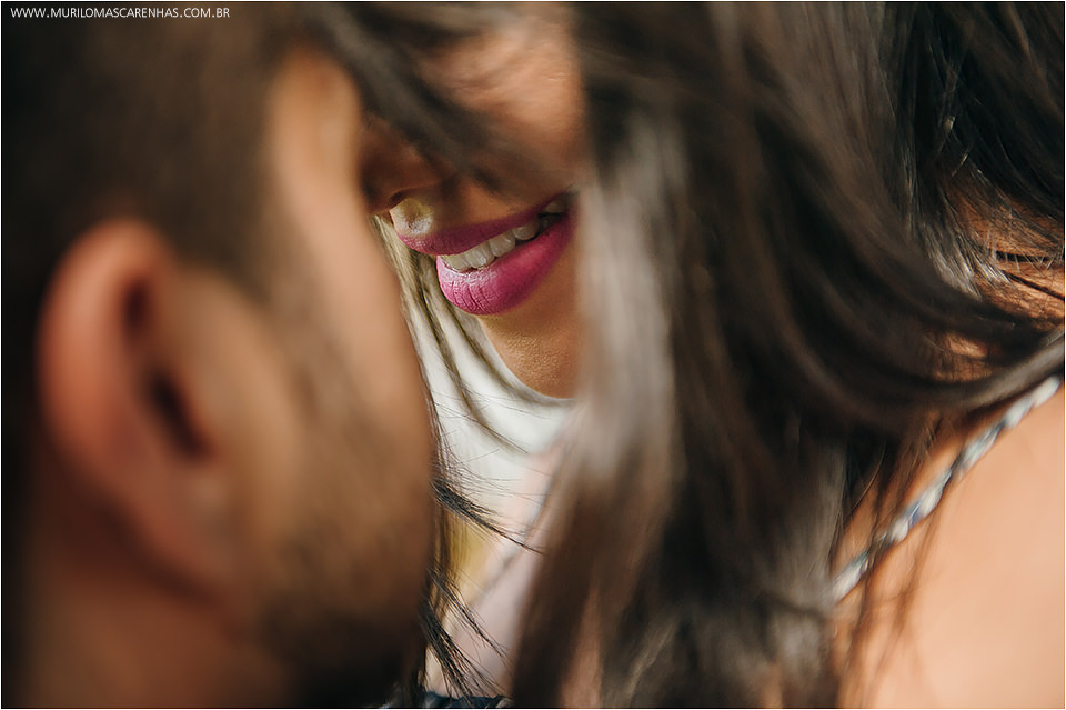 Fotografia de casal apaixonado de Feira de Santana na beira do mar, ensaio pré casamento na Praia do Forte, Bahia. Fotografado por Murilo Mascarenhas