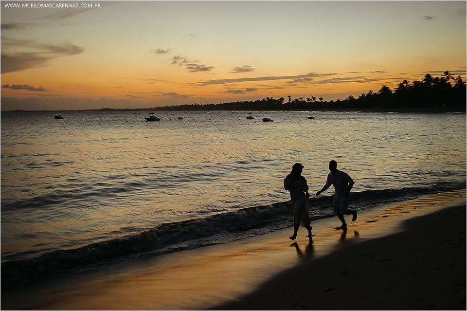 Fotografia de casal apaixonado de Feira de Santana na beira do mar, ensaio pré casamento na Praia do Forte, Bahia. Fotografado por Murilo Mascarenhas