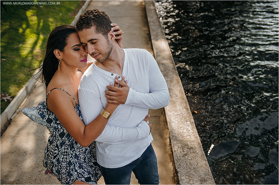 Fotografia de casal apaixonado de Feira de Santana na beira do mar, ensaio pré casamento na Praia do Forte, Bahia. Fotografado por Murilo Mascarenhas