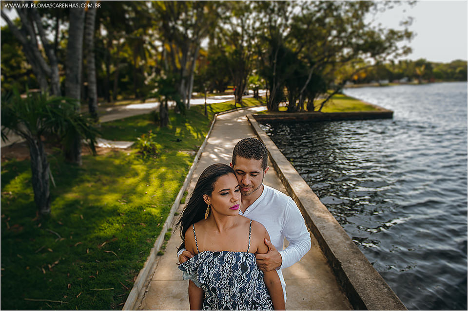 Fotografia de casal apaixonado de Feira de Santana na beira do mar, ensaio pré casamento na Praia do Forte, Bahia. Fotografado por Murilo Mascarenhas