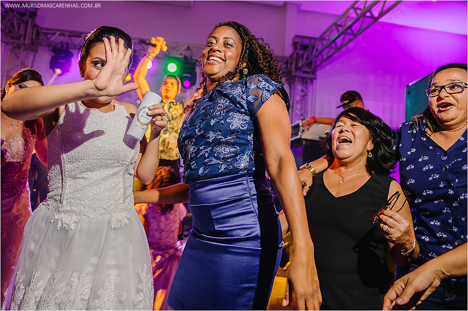 Casamento em Feira de Santana, Bahia. Noiva clássica e noivo curtidor. A cerimônia aconteceu na Igreja Senhor dos Passos e a Festa no Cristallo ao som de Galeguinho SPA e Rodrigo Cigano.