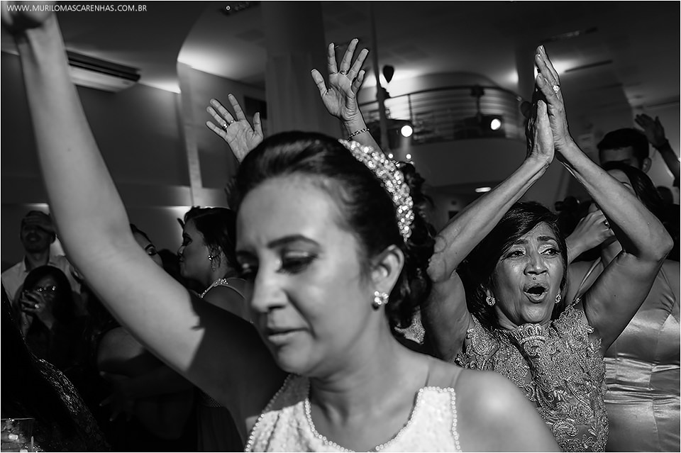 Casamento em Feira de Santana, Bahia. Noiva clássica e noivo curtidor. A cerimônia aconteceu na Igreja Senhor dos Passos e a Festa no Cristallo ao som de Galeguinho SPA e Rodrigo Cigano.