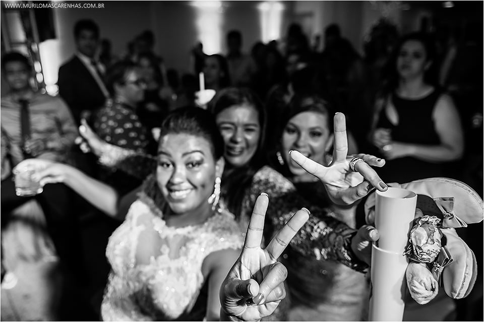 Casamento em Feira de Santana, Bahia. Noiva clássica e noivo curtidor. A cerimônia aconteceu na Igreja Senhor dos Passos e a Festa no Cristallo ao som de Galeguinho SPA e Rodrigo Cigano.