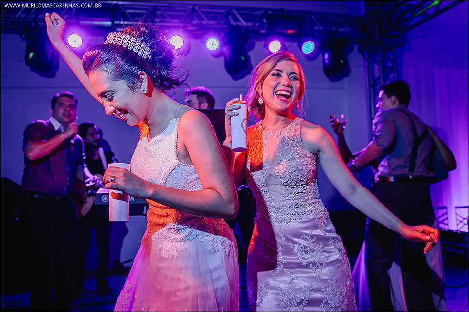 Casamento em Feira de Santana, Bahia. Noiva clássica e noivo curtidor. A cerimônia aconteceu na Igreja Senhor dos Passos e a Festa no Cristallo ao som de Galeguinho SPA e Rodrigo Cigano.