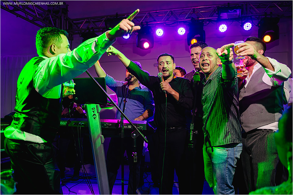 Casamento em Feira de Santana, Bahia. Noiva clássica e noivo curtidor. A cerimônia aconteceu na Igreja Senhor dos Passos e a Festa no Cristallo ao som de Galeguinho SPA e Rodrigo Cigano.