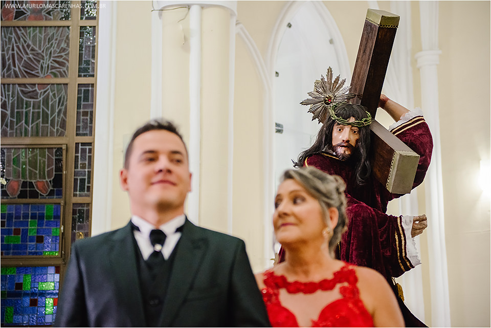 Casamento em Feira de Santana, Bahia. Noiva clássica e noivo curtidor. A cerimônia aconteceu na Igreja Senhor dos Passos e a Festa no Cristallo ao som de Galeguinho SPA e Rodrigo Cigano.