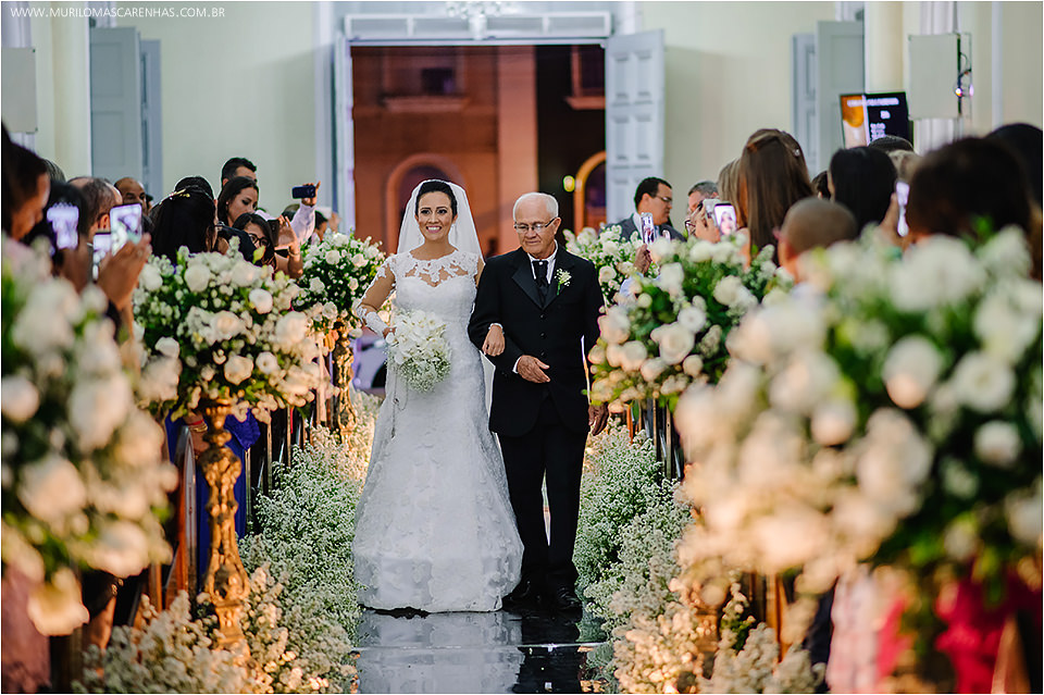 Casamento em Feira de Santana, Bahia. Noiva clássica e noivo curtidor. A cerimônia aconteceu na Igreja Senhor dos Passos e a Festa no Cristallo ao som de Galeguinho SPA e Rodrigo Cigano.