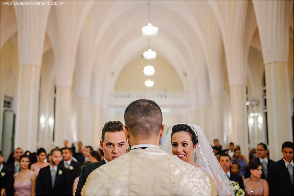 Casamento em Feira de Santana, Bahia. Noiva clássica e noivo curtidor. A cerimônia aconteceu na Igreja Senhor dos Passos e a Festa no Cristallo ao som de Galeguinho SPA e Rodrigo Cigano.