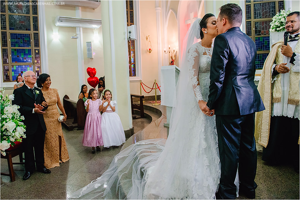 Casamento em Feira de Santana, Bahia. Noiva clássica e noivo curtidor. A cerimônia aconteceu na Igreja Senhor dos Passos e a Festa no Cristallo ao som de Galeguinho SPA e Rodrigo Cigano.
