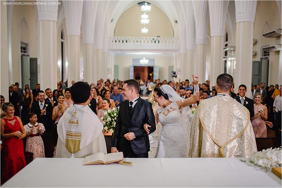 Casamento em Feira de Santana, Bahia. Noiva clássica e noivo curtidor. A cerimônia aconteceu na Igreja Senhor dos Passos e a Festa no Cristallo ao som de Galeguinho SPA e Rodrigo Cigano.
