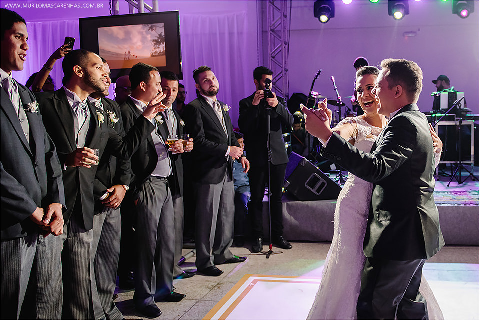 Casamento em Feira de Santana, Bahia. Noiva clássica e noivo curtidor. A cerimônia aconteceu na Igreja Senhor dos Passos e a Festa no Cristallo ao som de Galeguinho SPA e Rodrigo Cigano.
