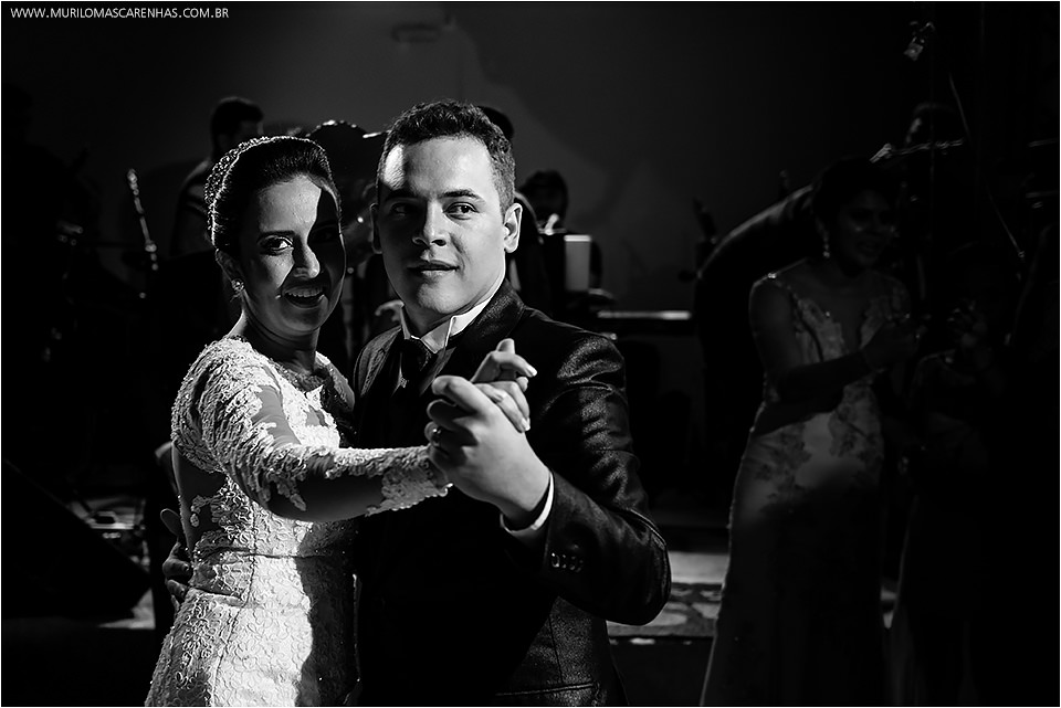 Casamento em Feira de Santana, Bahia. Noiva clássica e noivo curtidor. A cerimônia aconteceu na Igreja Senhor dos Passos e a Festa no Cristallo ao som de Galeguinho SPA e Rodrigo Cigano.