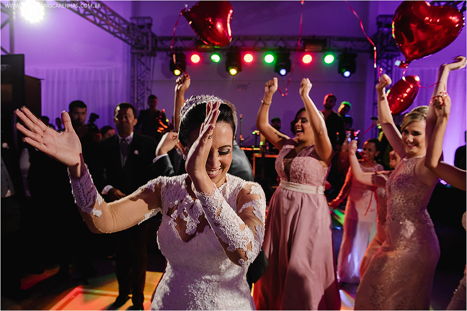 Casamento em Feira de Santana, Bahia. Noiva clássica e noivo curtidor. A cerimônia aconteceu na Igreja Senhor dos Passos e a Festa no Cristallo ao som de Galeguinho SPA e Rodrigo Cigano.