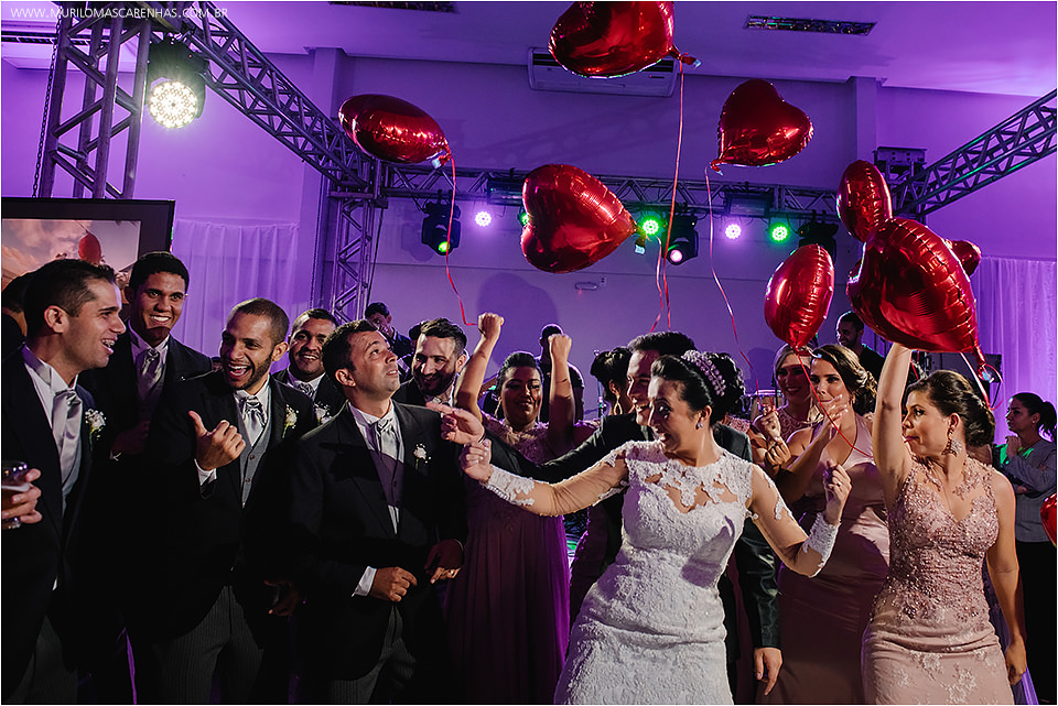 Casamento em Feira de Santana, Bahia. Noiva clássica e noivo curtidor. A cerimônia aconteceu na Igreja Senhor dos Passos e a Festa no Cristallo ao som de Galeguinho SPA e Rodrigo Cigano.