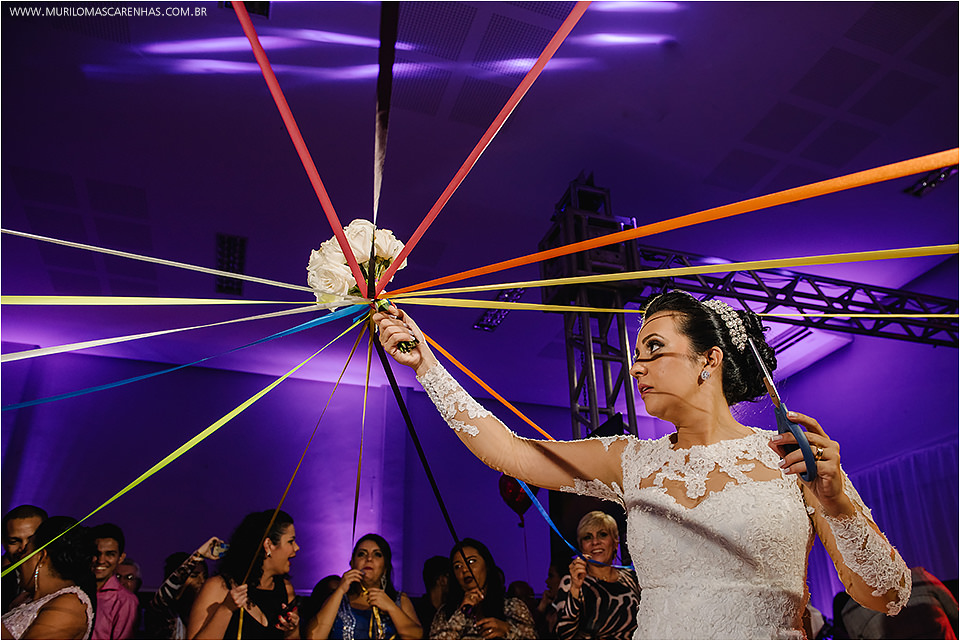 Casamento em Feira de Santana, Bahia. Noiva clássica e noivo curtidor. A cerimônia aconteceu na Igreja Senhor dos Passos e a Festa no Cristallo ao som de Galeguinho SPA e Rodrigo Cigano.