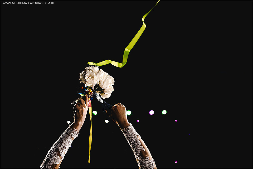 Casamento em Feira de Santana, Bahia. Noiva clássica e noivo curtidor. A cerimônia aconteceu na Igreja Senhor dos Passos e a Festa no Cristallo ao som de Galeguinho SPA e Rodrigo Cigano.