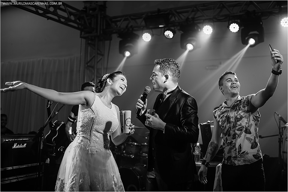 Casamento em Feira de Santana, Bahia. Noiva clássica e noivo curtidor. A cerimônia aconteceu na Igreja Senhor dos Passos e a Festa no Cristallo ao som de Galeguinho SPA e Rodrigo Cigano.