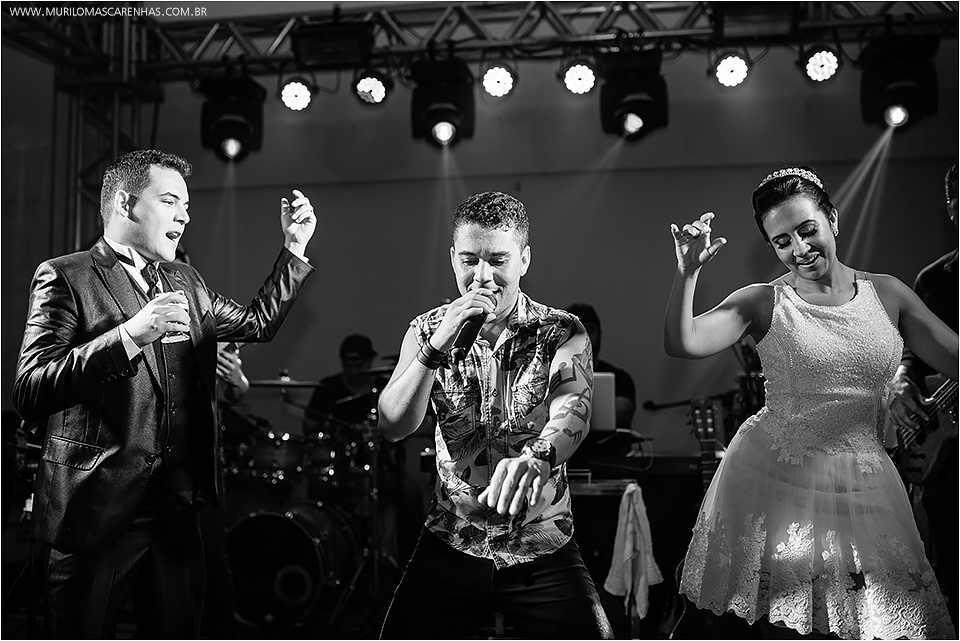 Casamento em Feira de Santana, Bahia. Noiva clássica e noivo curtidor. A cerimônia aconteceu na Igreja Senhor dos Passos e a Festa no Cristallo ao som de Galeguinho SPA e Rodrigo Cigano.