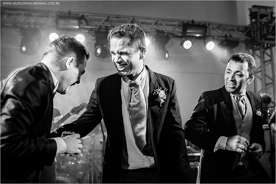 Casamento em Feira de Santana, Bahia. Noiva clássica e noivo curtidor. A cerimônia aconteceu na Igreja Senhor dos Passos e a Festa no Cristallo ao som de Galeguinho SPA e Rodrigo Cigano.